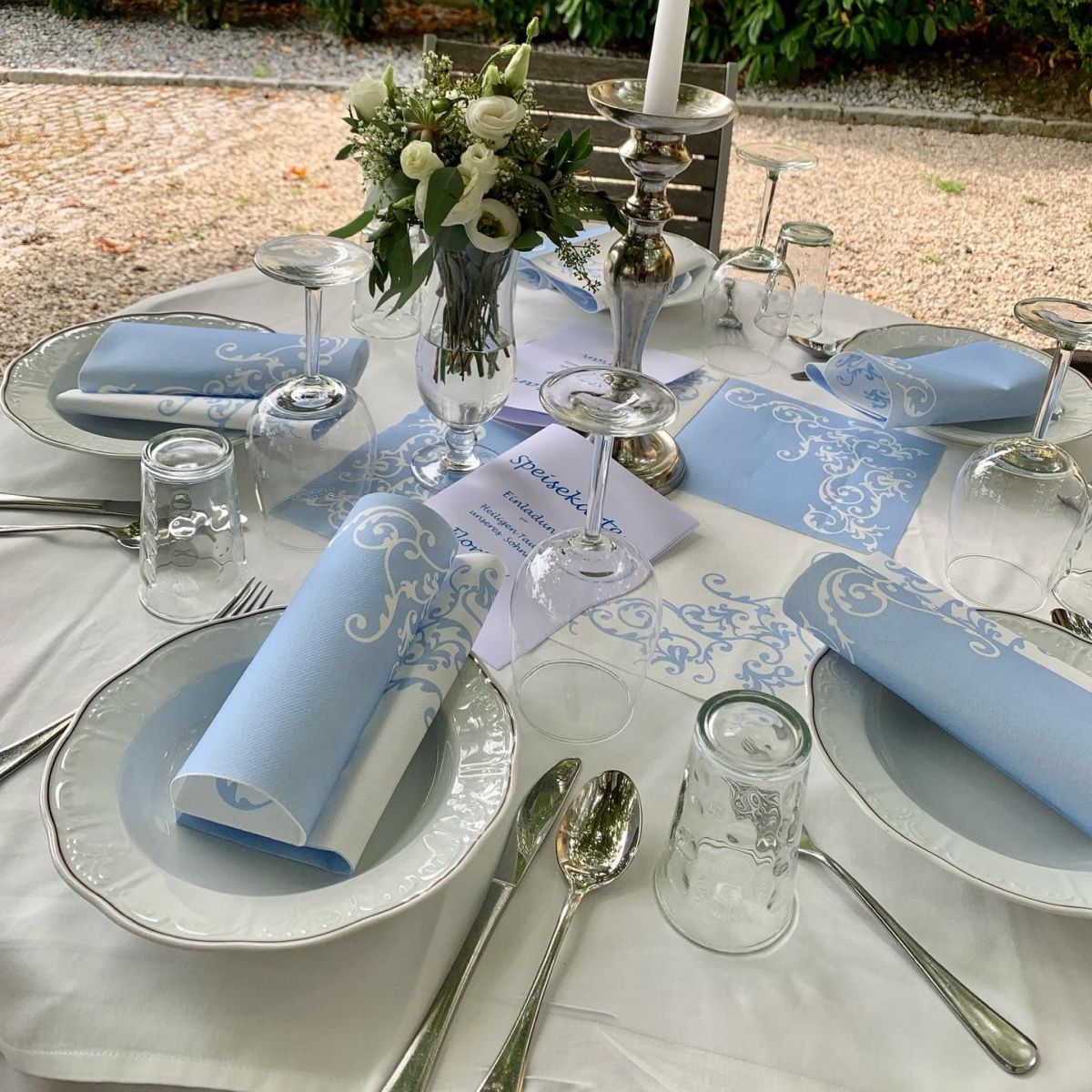 Gäste im Gastgarten